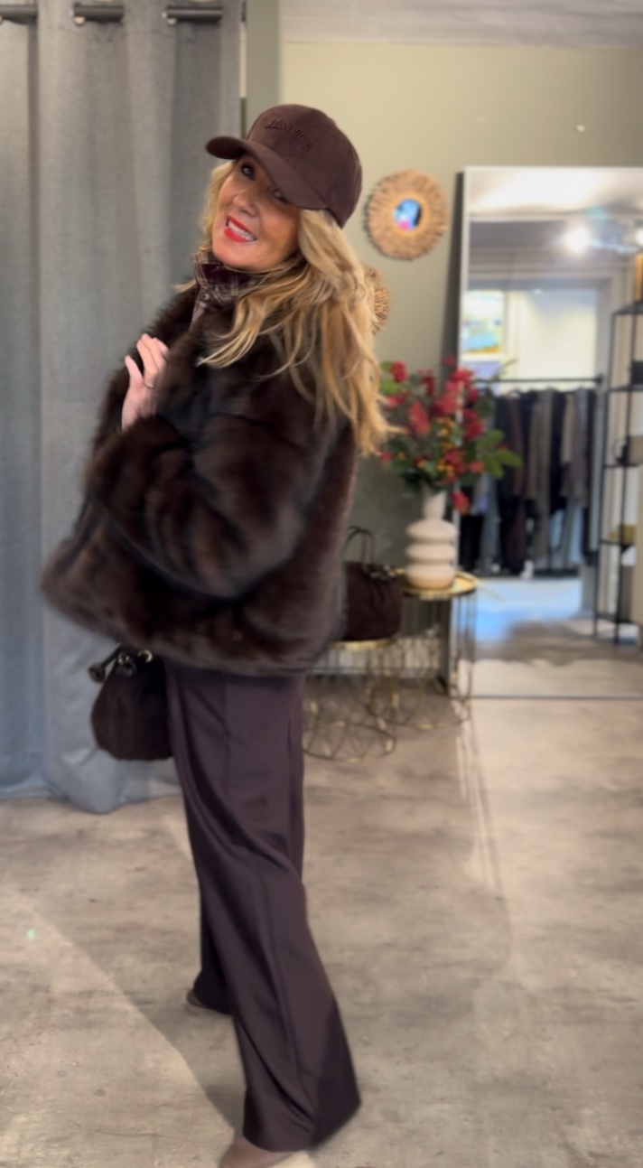 img_8944 Fake Fur Jacket - Chocolate - Afbeelding 2