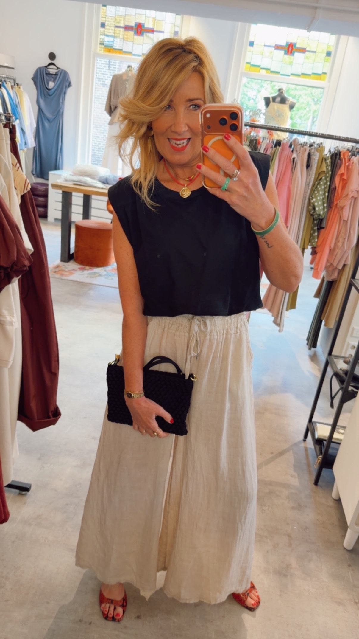 eid517730056194021cameraposition1-398 Milla Cropped Padded Tee - Black - Afbeelding 1
